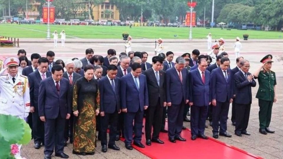 Senior leaders pay tribute to President Ho Chi Minh on his 135th birthday